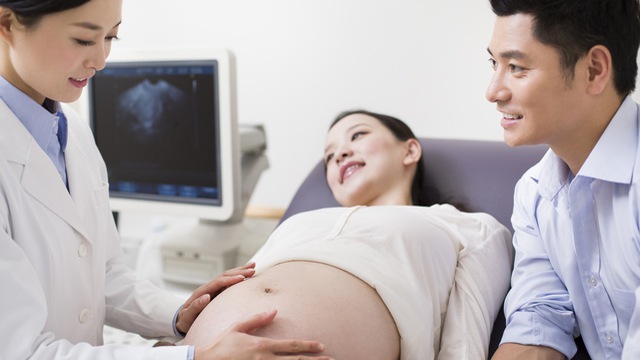 Mẹ bầu nên khám thai đầy đủ và định kì trong suốt thời gian mang thai